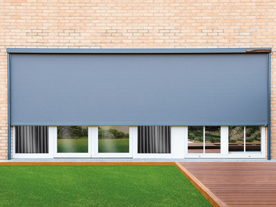 Store screen zip en bleu motorisation visible avec contrôle à distance